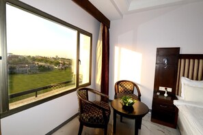 客房内保险箱、折叠床/加床（额外收费）、免费 WiFi