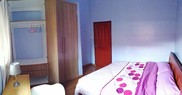 6 عدّة غرف نوم وخزنة داخل الغرفة ومكتب وستائر تعتيم