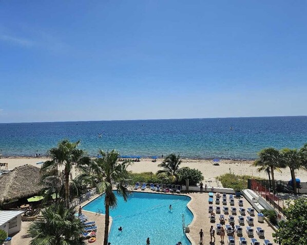 Sur la plage, chaise longue, serviettes de plage