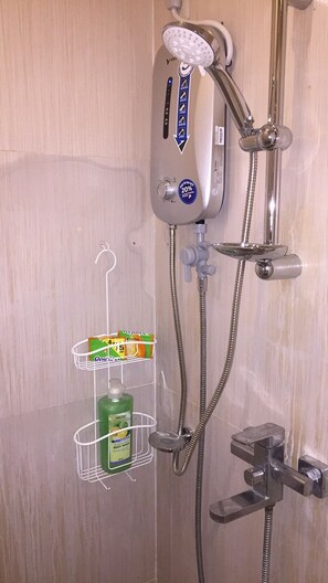 Shower, hair dryer, towels, soap - Cozy & Private Vacation House (Dipolog City)