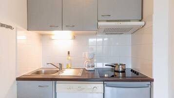 Een microgolfoven, een kookplaat, een vaatwasser