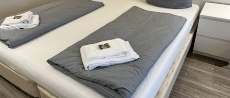 1 dormitori, escriptori, Internet i roba de llit