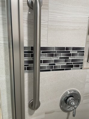 Dusche, Haartrockner, Handtücher, Toilettenpapier