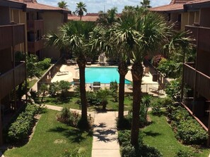 Alberca al aire libre y alberca climatizada