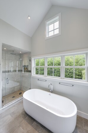 Bathtub, hair dryer, towels, soap - Stunning Hampton Holiday Family Fantasy for your Team  (East Hampton)