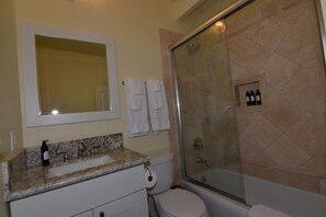Combined shower/tub, hair dryer, towels