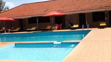 Alberca al aire libre y sombrillas en la alberca