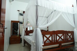 Habitación doble, vista al jardín (Air Conditioning) | Escritorio, cortinas blackout y tabla de planchar con plancha 