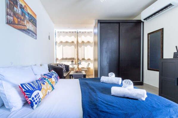 Premium Penthouse | Living area | Flat-screen TV - NHE Machne Yehuda Apartments (Jerusalem)