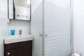 Comfort Studio Suite, 1 Bedroom | Bathroom | Shower, hair dryer, towels