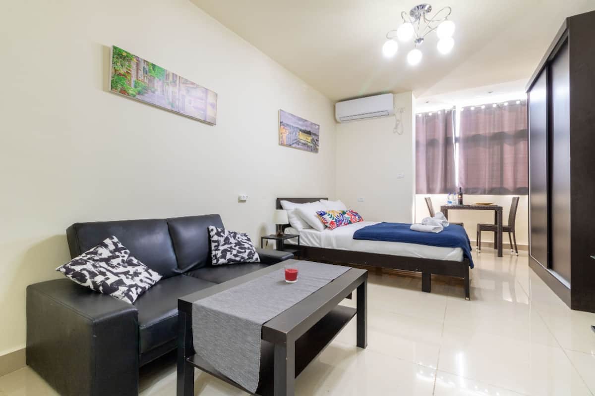 Premier studio suite, 1 slaapkamer, uitzicht op stad | Individueel gedecoreerd, individueel gemeubileerd