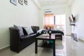 Deluxe studio suite (306) | Woonruimte | Een flatscreentelevisie