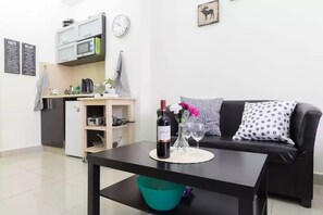 Deluxe Studio Suite (306) | Individually decorated, individually furnished, iron/ironing board - NHE Machne Yehuda Apartments (Jerusalem)