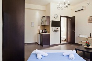 Suite studio luxueuse, 1 grand lit | Aire de séjour | Téléviseur à écran plat