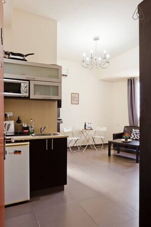 Suíte estúdio superluxo, 1 cama Queen | Cozinha privada | Geladeira, micro-ondas, cooktop, cafeteira/chaleira