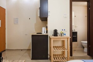 mikve 209 | Cocina privada | Refrigerador, microondas, parrilla de estufa y cafetera y tetera 