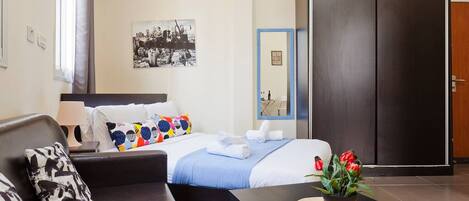 Luxury Studio Suite, 1 Queen Bed | Living room | Flat-screen TV