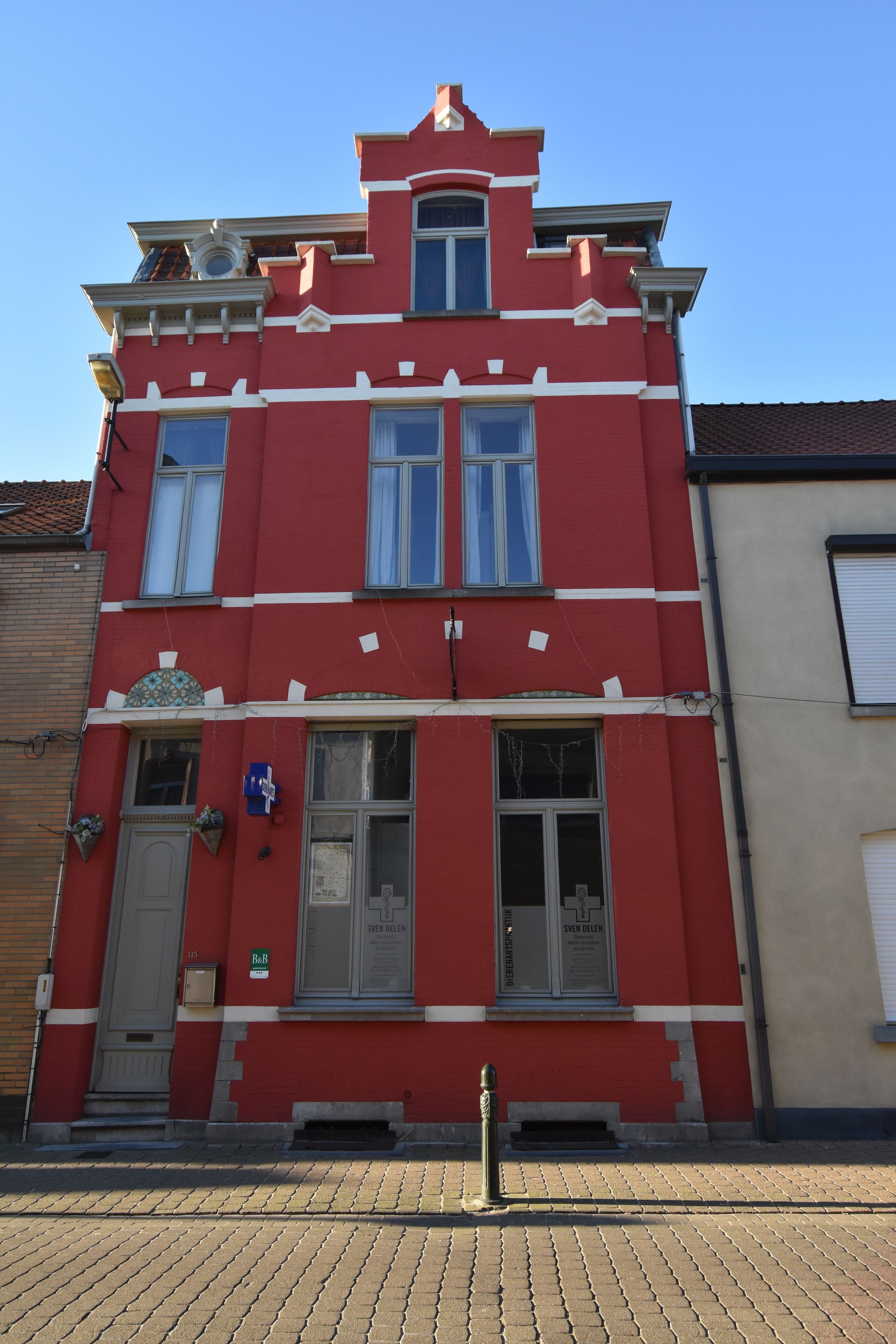 Vista frontal de la propiedad