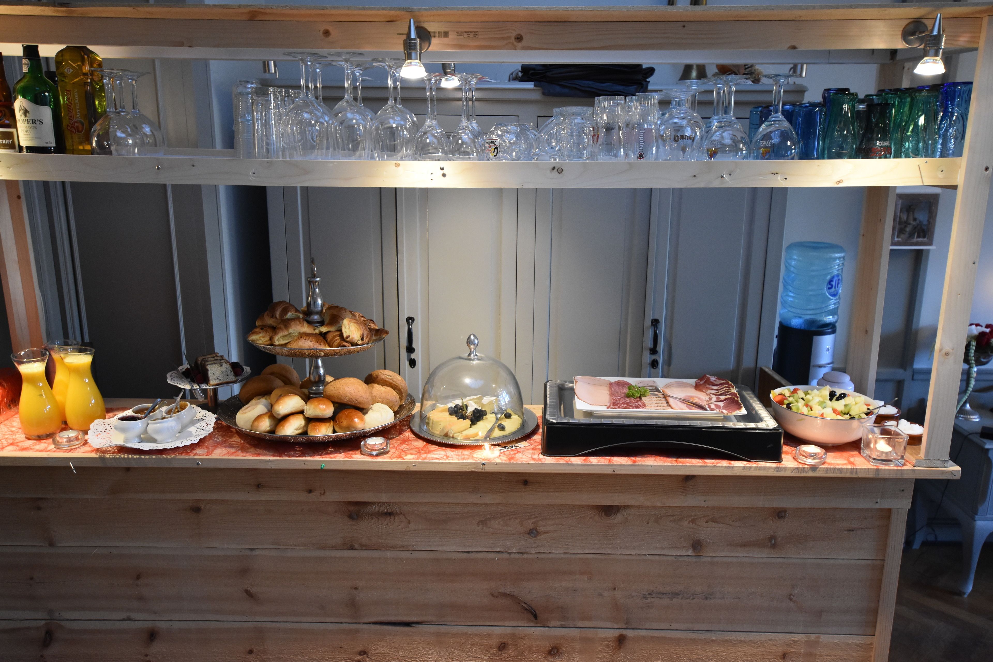 Sarapan ala kontinental setiap hari (EUR 15 per orang)