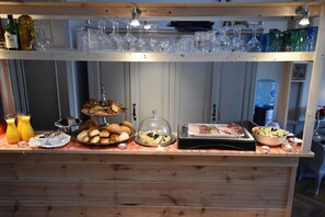 Dagelijks continentaal ontbijt (EUR 15 per persoon)