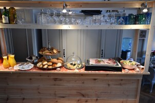 Se ofrece un desayuno continental (15 EUR por persona)