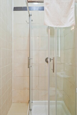 Executive Apartment, 1 Queen Bed with Sofa bed, Non Smoking, Kitchen | Bathroom | Shower, free toiletries, hair dryer, towels