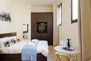 Deluxe Studio Suite, 1 Bedroom, Non Smoking, Kitchen | Living area | 32-cm flat-screen TV with satellite channels, TV - NHE Rothschild's Corner (Tel Aviv)
