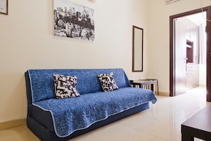 Apartament executiu, 1 llit de matrimoni i sofà llit, no fumadors, cuina | Sala d'estar | Televisor de pantalla plana de 32 cm amb canals per satèl·lit