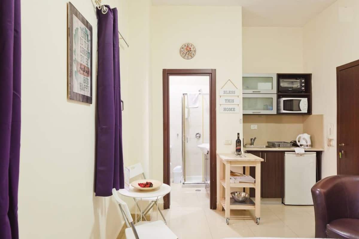 Suite estudio ejecutiva, 1 cama Queen size, para no fumadores, cocina | 1 habitación, decoración personalizada, muebles diferentes y escritorio