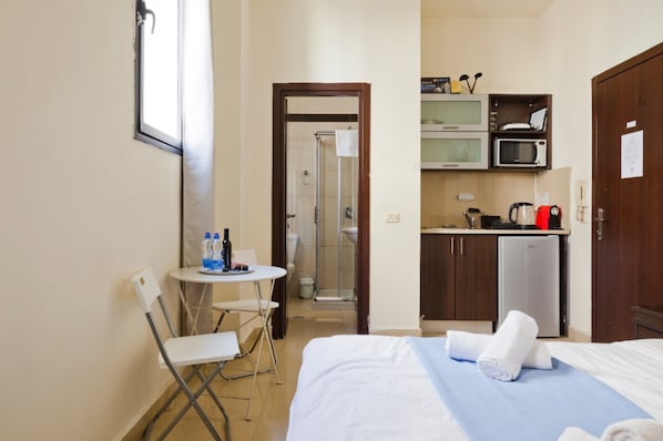 Estudi en suite Deluxe, 1 dormitori, no fumadors, cuina | Sala d'estar | Televisor de pantalla plana de 32 cm amb canals per satèl·lit