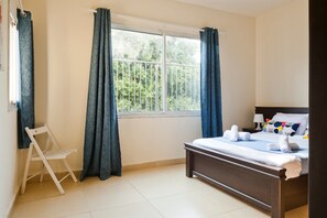 Luxury-Apartment, 2 Schlafzimmer, Nichtraucher, Stadtblick | Wohnbereich | Flachbildfernseher