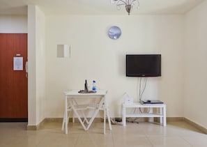 Luxury Apartment, 2 Bedrooms, Non Smoking, City View | Living area