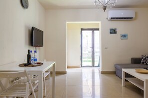 Luxury-Apartment, 2 Schlafzimmer, Nichtraucher, Stadtblick | Wohnbereich | Flachbildfernseher