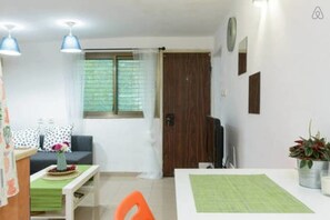 都會公寓, 1 張加大雙人床, 非吸煙房 | 起居區 | 平面電視