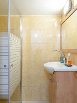 City Apartment, 1 Queen Bed, Non Smoking | Bathroom | Shower, hair dryer, towels - NHE Perfectly Located Apartment TLV (Tel Aviv)