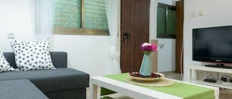 City Apartment, 1 Queen Bed, Non Smoking | Living area