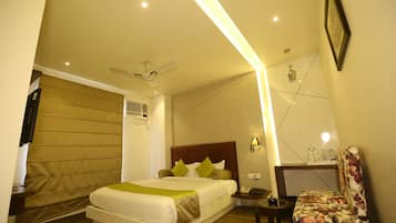 Deluxe Double Room, 1 Queen Bed, Accessible | 1 bedroom, minibar, desk, soundproofing