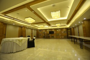 ห้องดีลักซ์ดับเบิล, เตียงควีนไซส์ 1 เตียง, พร้อมสิ่งอำนวยความสะด  วกสำหรับผู้พิการ | บริเวณนั่งเล่น | ทีวีจอแอลอีดี 32 นิ้ว พร้อมช่องเคเบิล, ทีวี