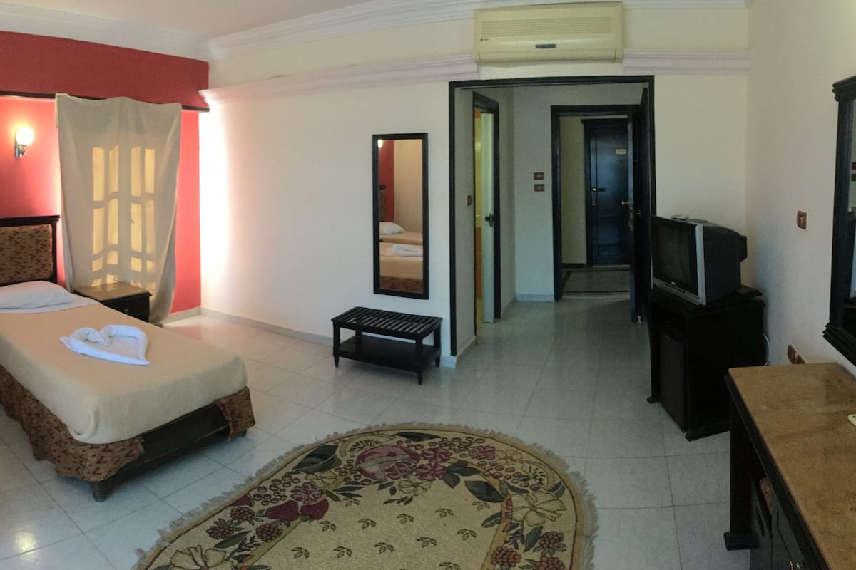 客房内保险箱、遮光窗帘、免费 WiFi、床单