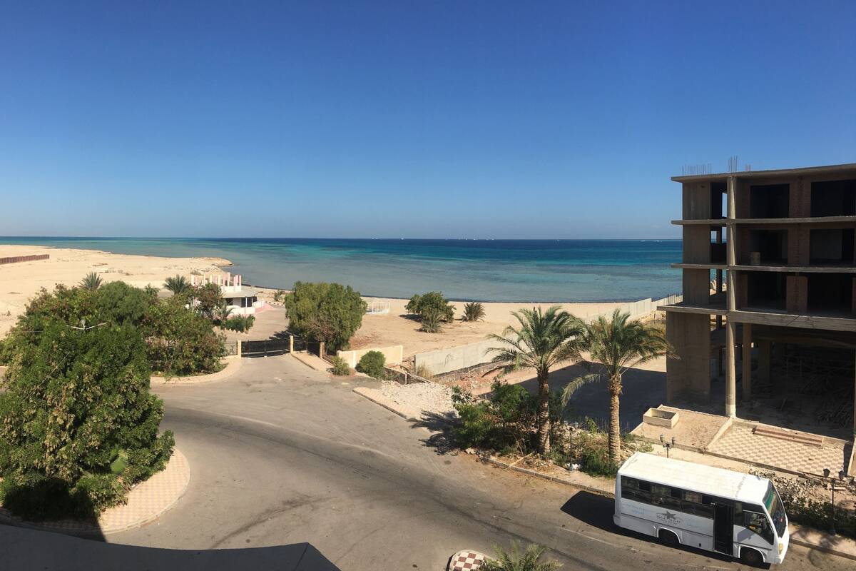 客房内保险箱、遮光窗帘、免费 WiFi、床单