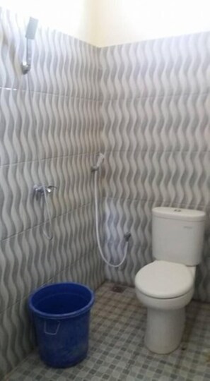 Shower, free toiletries, towels - Harris Ijen Crater Homestay (Banyuwangi)
