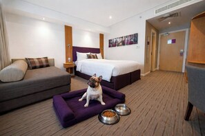 Premium bedding, pillow-top beds, in-room safe, desk - Premier Inn Dubai Al Jaddaf (Dubai)