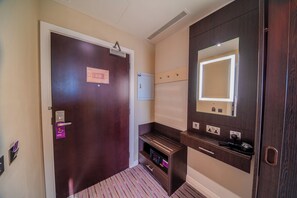 Premium bedding, pillow-top beds, in-room safe, desk - Premier Inn Dubai Al Jaddaf (Dubai)