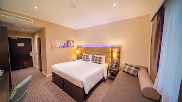 Sengetøy av topp kvalitet, senger med overmadrass og safe på rommet