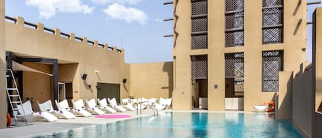 Außenpool, Liegestühle, Rettungsschwimmer vor Ort