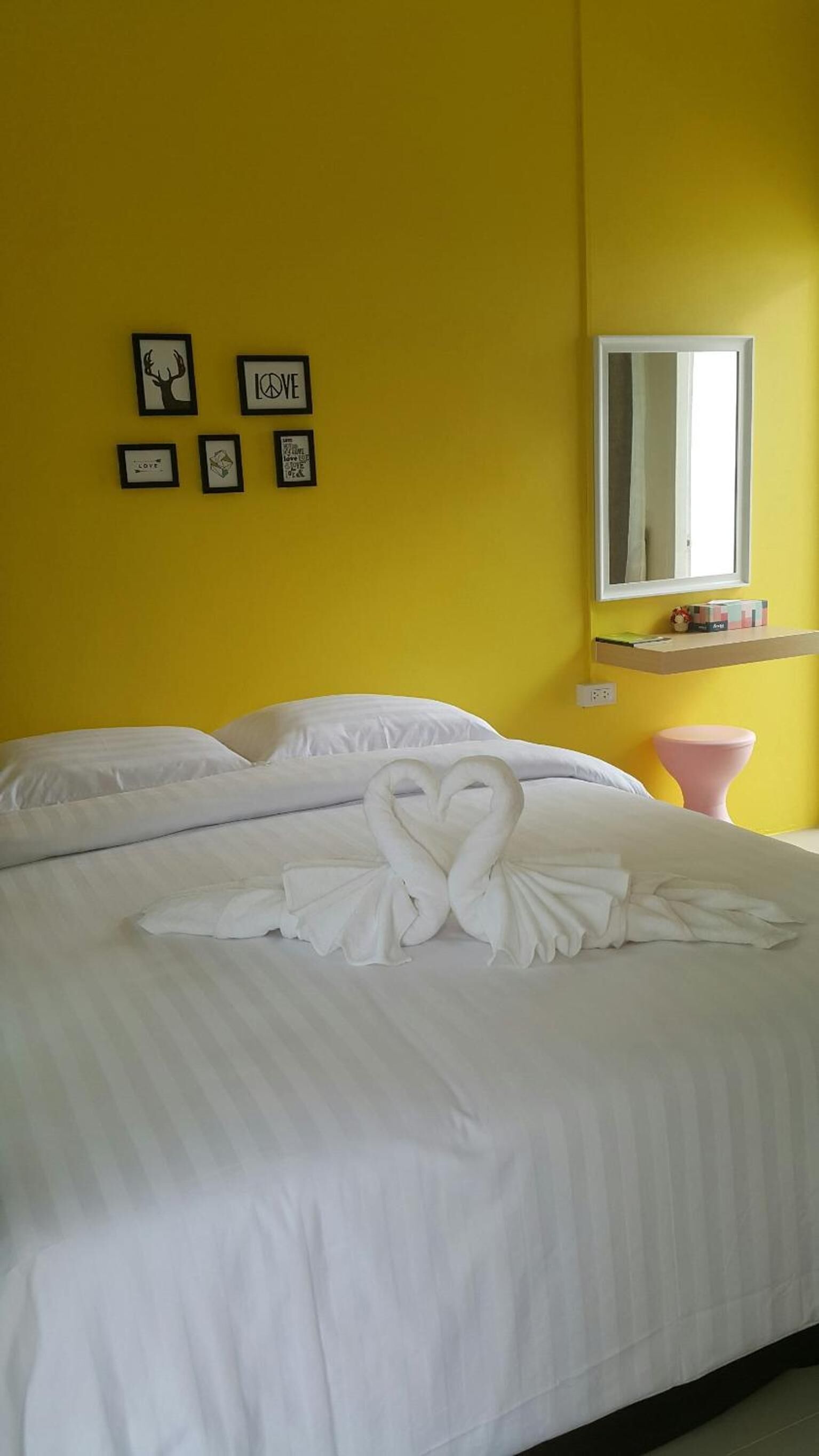 تجهيزات عازلة للصوت وأسرّة قابلة للطي وواي فاي مجانًا وملاءات أسرّة