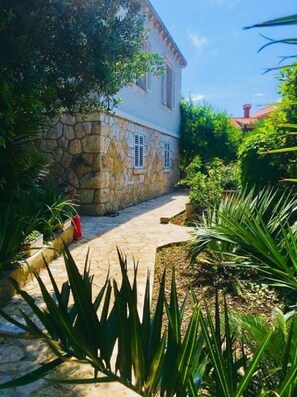 Property grounds - Large garden apartment - 8min walk to the Old Town of Dubrovnik & beaches (Dubrovnik)