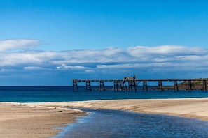 Sur la plage, chaise longue