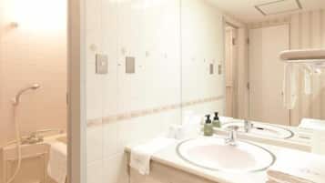 Ensemble douche/baignoire, articles de toilette gratuits, sĂšche-cheveux