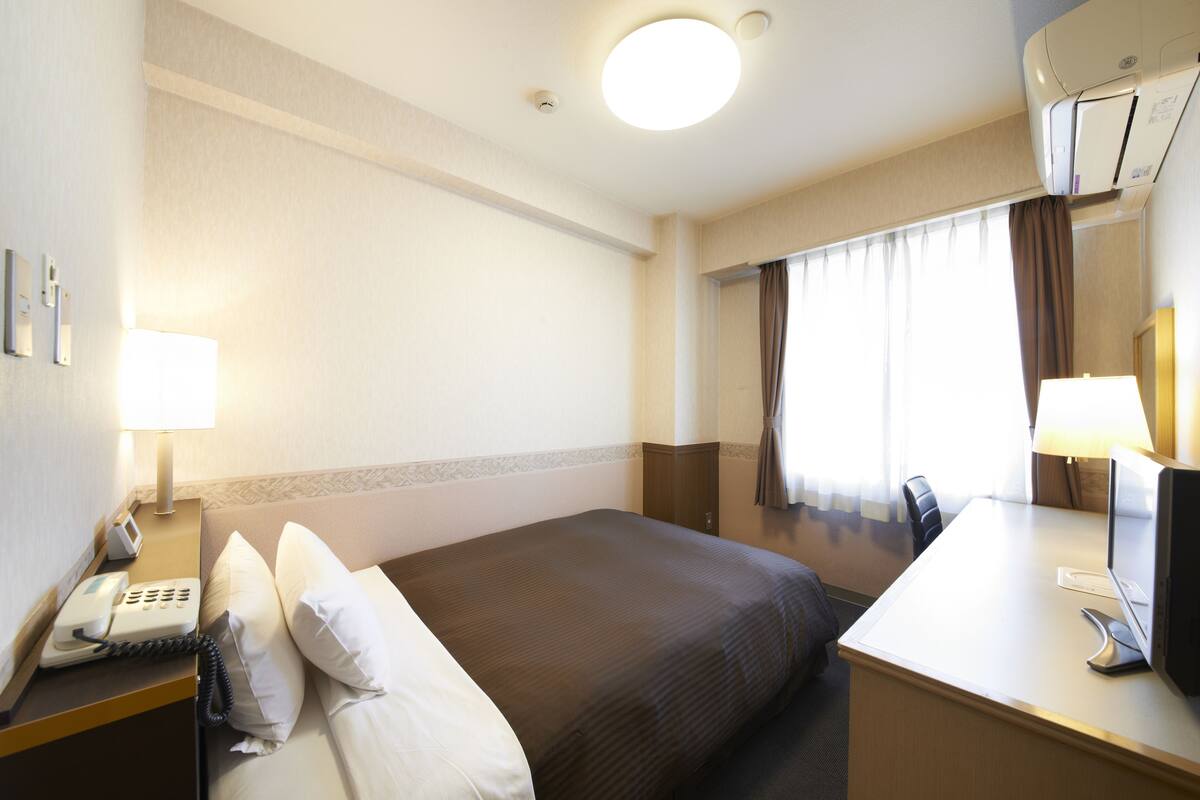 Cortinas opacas, tabla de planchar con plancha, wifi gratis